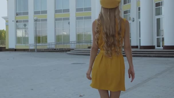 Självsäker elegant kvinna går på gatan — Stockvideo