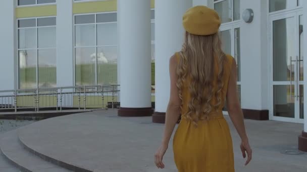 Selbstbewusste stilvolle Frau, die auf der Straße geht — Stockvideo