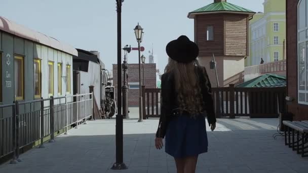 Впевнена стильна жінка, що йде по вулиці — стокове відео