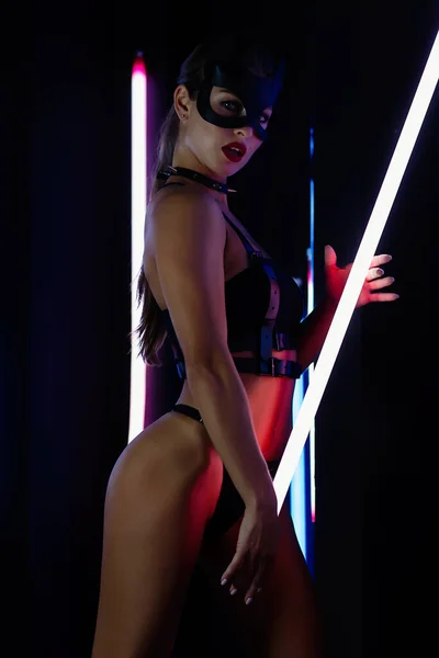 Zijaanzicht Van Verleidelijke Vrouw Lederen Lingerie Masker Houden Neon Lamp — Stockfoto