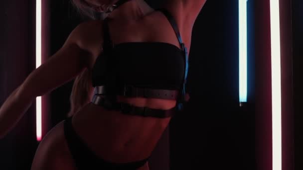 Gece kulübünde iç çamaşırlı fit bir kadın dans ediyor. — Stok video