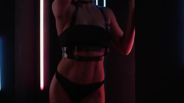 Kvinnlig strippa dansar i neonljus — Stockvideo