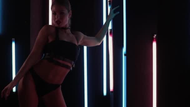 Danza de stripper femenina en luces de neón — Vídeo de stock