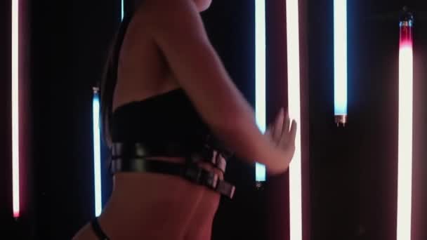 Fit vrouw in lingerie dansen in nachtclub — Stockvideo