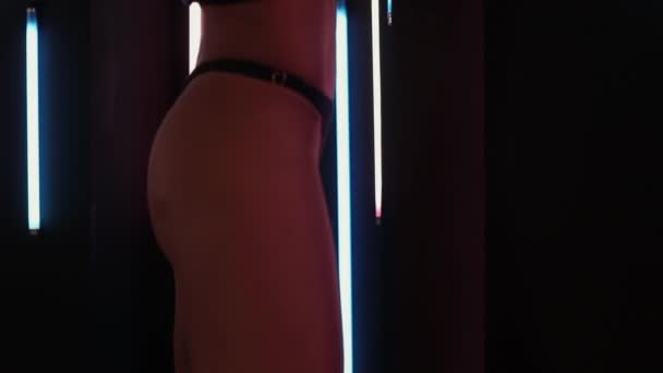 Fit vrouw in lingerie dansen in nachtclub — Stockvideo