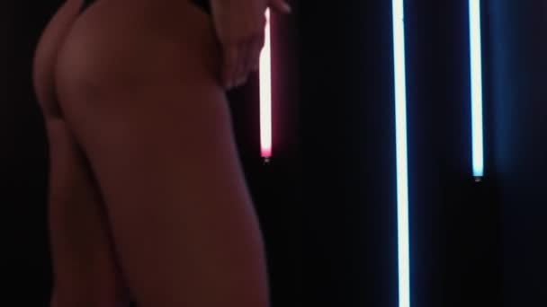 Danza de stripper femenina en luces de neón — Vídeos de Stock