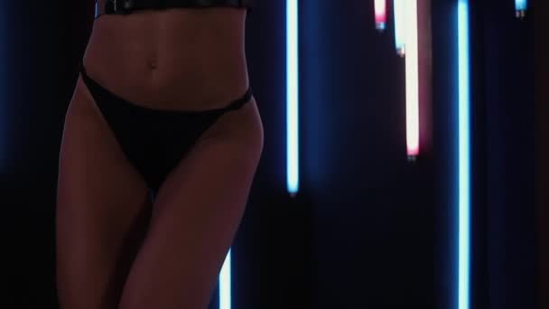 Femeie stripper dansând în lumini de neon — Videoclip de stoc