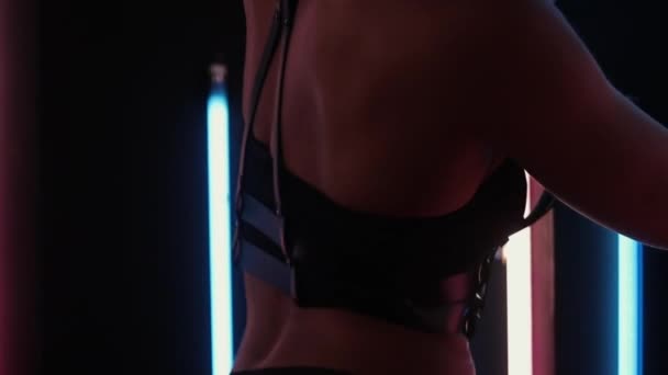 Passende kvinne i undertøy danser på nattklubb – stockvideo