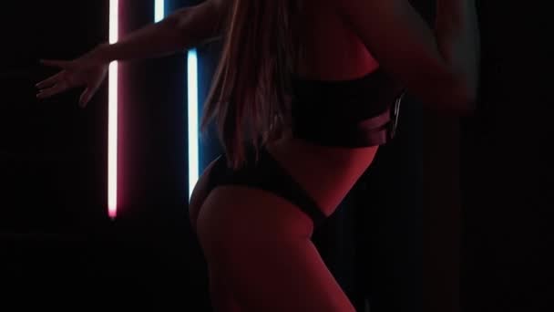 Fit Frau in Dessous tanzt in Nachtclub — Stockvideo