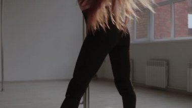 Stüdyoda erotik dans eden zinde bir kadın.