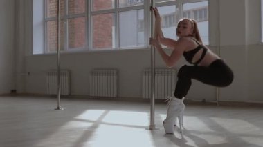 Stüdyoda erotik dans eden zinde bir kadın.