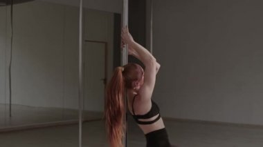 Stüdyoda erotik dans eden zinde bir kadın.