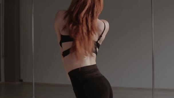 Fit mulher dançando dança erótica no estúdio — Vídeo de Stock