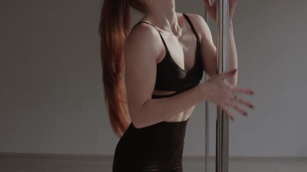 Fit γυναίκα χορό ερωτικό χορό στο στούντιο — Αρχείο Βίντεο