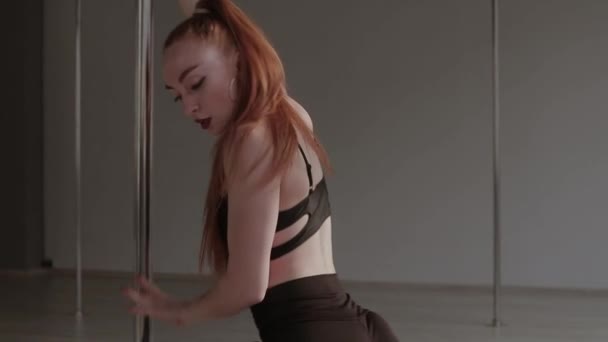 Фигуристка танцует эротический танец в студии — стоковое видео