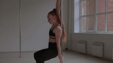 Stüdyoda erotik dans eden zinde bir kadın.