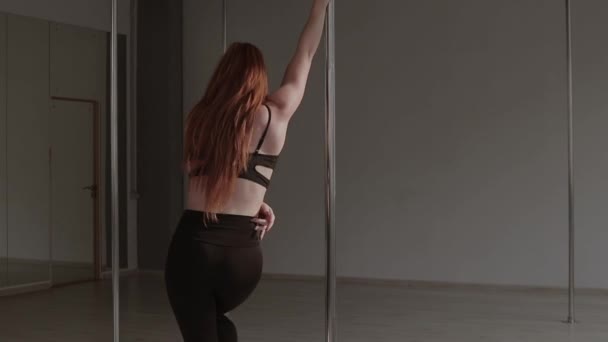 Passar kvinna dansar erotisk dans i studio — Stockvideo