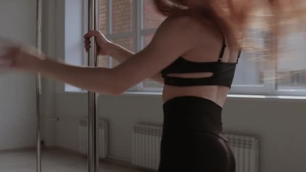 Adatta donna che balla danza erotica in studio — Video Stock