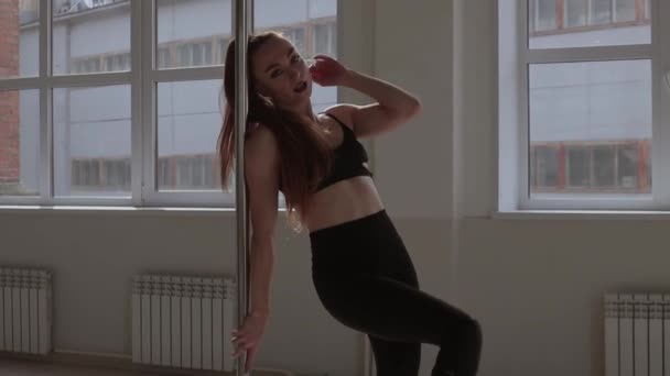 Fit γυναίκα χορό ερωτικό χορό στο στούντιο — Αρχείο Βίντεο