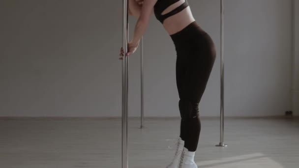 Fit Frau tanzt erotischen Tanz im Studio — Stockvideo
