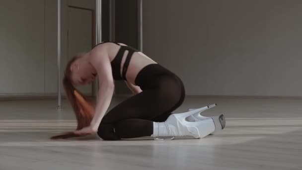 Fit femme dansant danse érotique en studio — Video