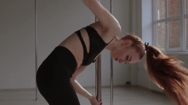 Fit mulher dançando dança erótica no estúdio — Vídeo de Stock