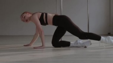 Stüdyoda erotik dans eden zinde bir kadın.