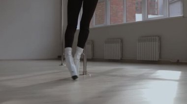 Stüdyoda erotik dans eden zinde bir kadın.