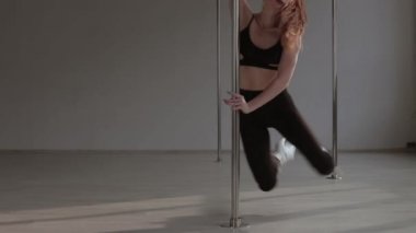 Stüdyoda erotik dans eden zinde bir kadın.