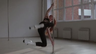 Stüdyoda erotik dans eden zinde bir kadın.