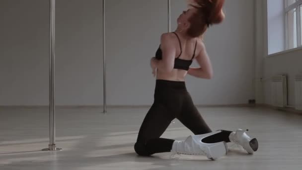 Mujer en forma bailando danza erótica en estudio — Vídeos de Stock