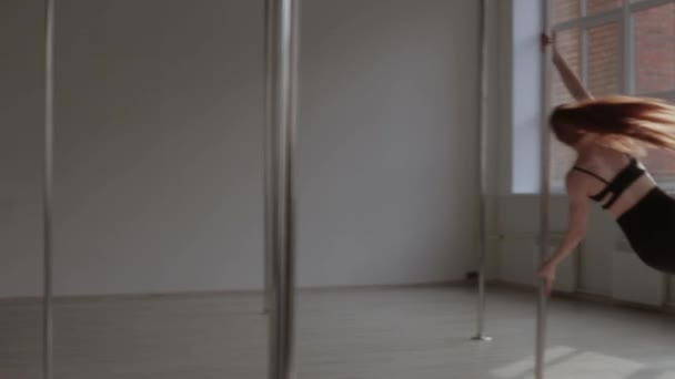 Підійде жінка танцює еротичний танець в студії — стокове відео