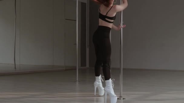 Passar kvinna dansar erotisk dans i studio — Stockvideo