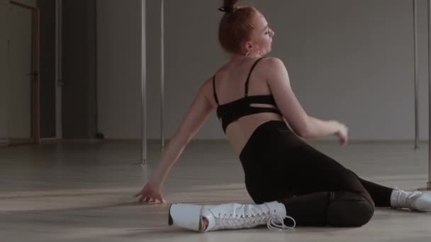 Fit femme dansant danse érotique en studio — Video