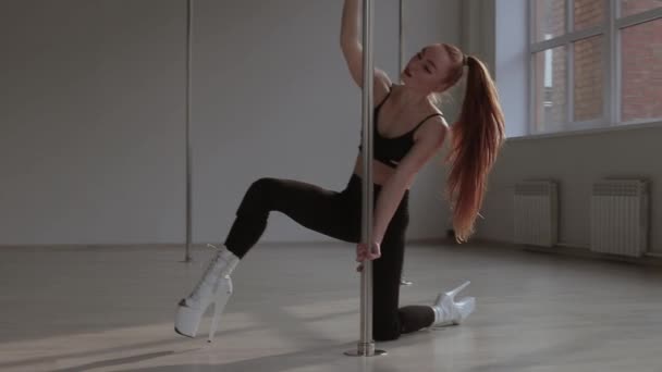 Mujer en forma bailando danza erótica en estudio — Vídeos de Stock