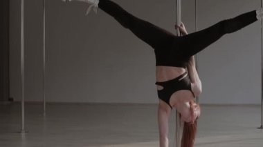 Stüdyoda erotik dans eden zinde bir kadın.