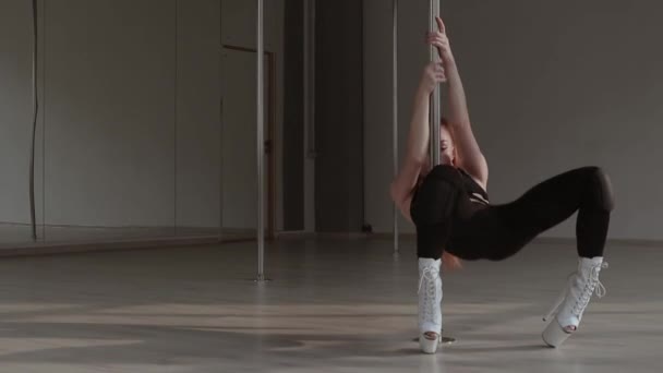 Fit Frau tanzt erotischen Tanz im Studio — Stockvideo