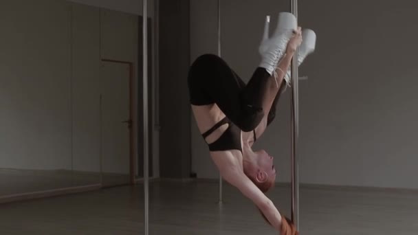 Фигуристка танцует эротический танец в студии — стоковое видео