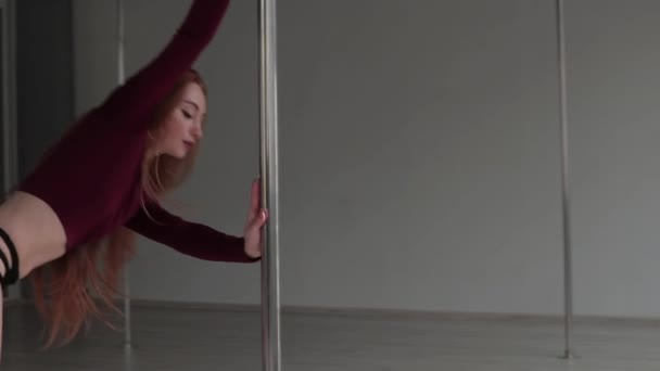 Sexy jeune femme dansant près de pole — Video