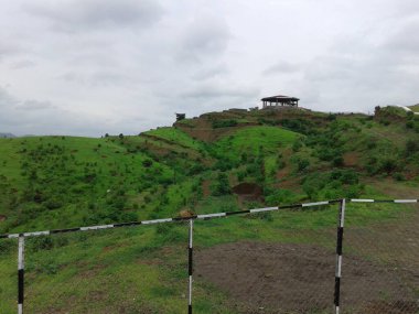 Huzurevi çitlerle kaplı orman.