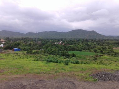 bulutlu gökyüzü ile manzara ve dağ manzarası