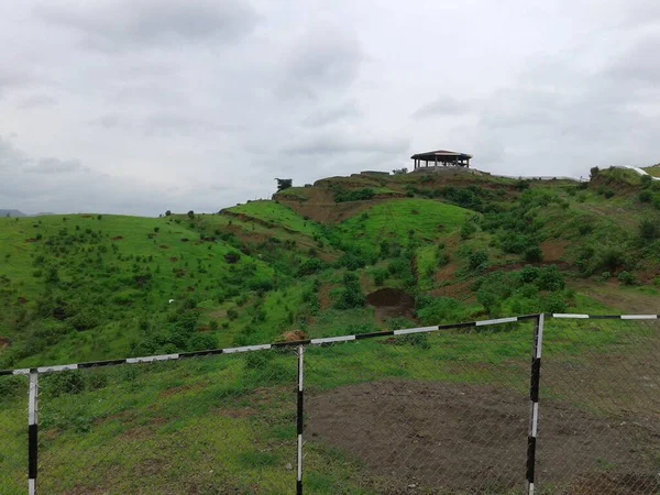 Huzurevi çitlerle kaplı orman.