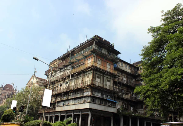 Mumbai 'de eski bir apartman.