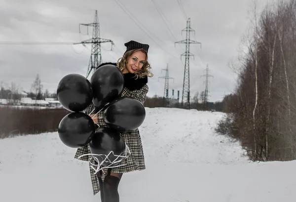 Senhora Com Balões Pretos Fotos Inverno — Fotografia de Stock