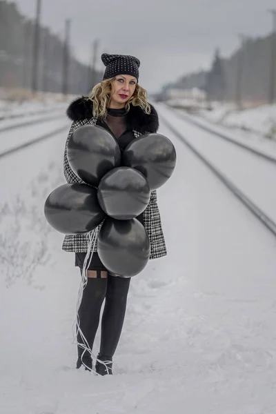 Senhora Com Balões Pretos Fotos Inverno — Fotografia de Stock