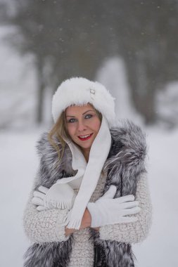 Harika mavi gözlü kız kış mutlu ruh hali .