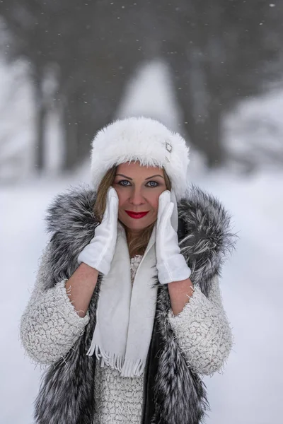 Inverno Allegro Umore Ragazza Con Meravigliosi Occhi Azzurri — Foto Stock