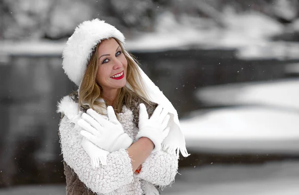 Foto Invernali Bella Ragazza Dagli Occhi Azzurri — Foto Stock