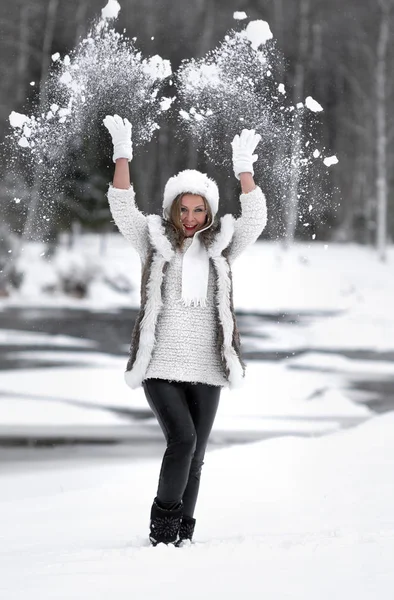 Foto Invernali Bella Ragazza Dagli Occhi Azzurri — Foto Stock