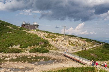 Tatranska Lomnica, Slovakya - Ağustos, 2017: Skalnate Pleso ve meteorolojik istasyon